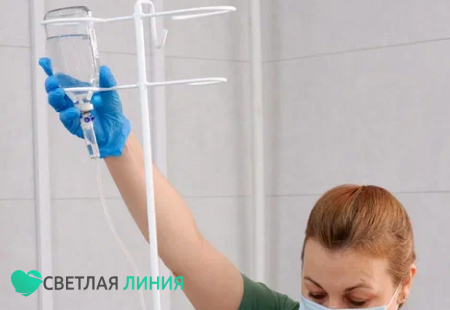 Врач с капельницей